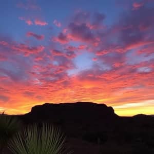 por do sol roupa estendida branca no varal 
